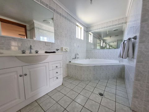 Cardiff Motor Inn - Redcliffe Tourism 2