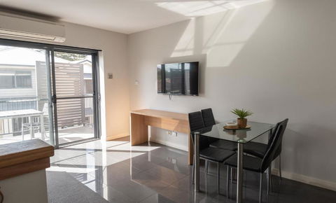 Cardiff Executive Apartments - Redcliffe Tourism 4