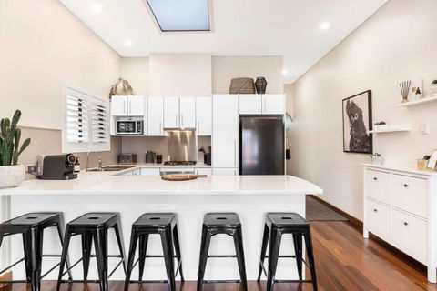 Cute As A Button - Picket Fence 3 Bed Stylish Home - Redcliffe Tourism 1