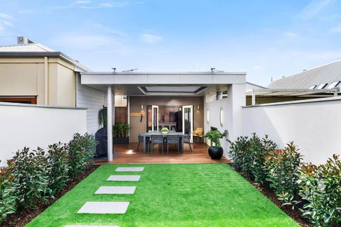 Cute As A Button - Picket Fence 3 Bed Stylish Home - Redcliffe Tourism 2