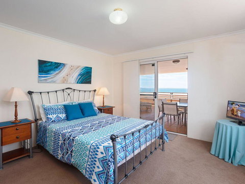 3 'The Clippers' 131 Soldiers Point Road - Fabulous Waterfront Unit - Redcliffe Tourism 2