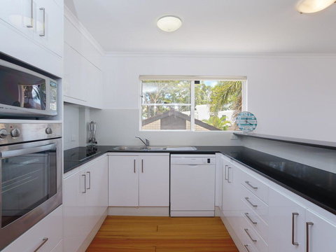 3 'The Clippers' 131 Soldiers Point Road - Fabulous Waterfront Unit - Redcliffe Tourism 1