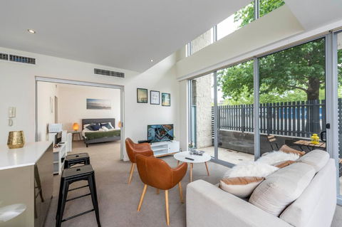 3 BDR Stylish City Retreat // Close To All And Everything In Canberra - Redcliffe Tourism 2