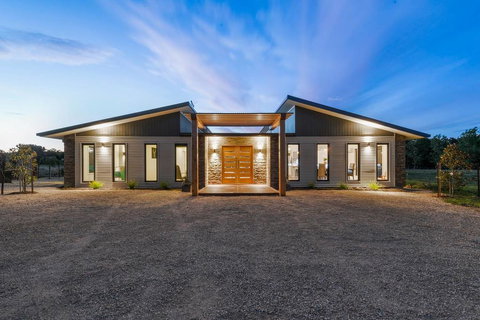 3 WISE MONKEYS, MANSFIELD - Redcliffe Tourism 0