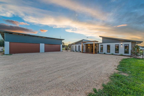 3 WISE MONKEYS, MANSFIELD - Redcliffe Tourism 2