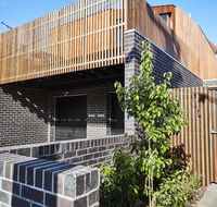 3-Bed House With Rooftop and Parking Near Yarra Park - Redcliffe Tourism