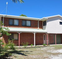 31 Bombala Crescent - Two storey home with covered outdoor deck fully fenced backyard. Pet friendly - Redcliffe Tourism