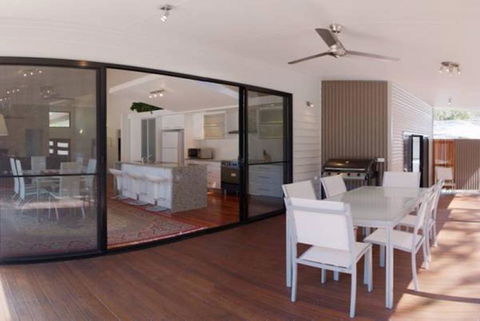33 Esprit Drive - Rainbow Shores, Style, Comfort And Relaxation, Pets Welcome, Pool - Redcliffe Tourism 3