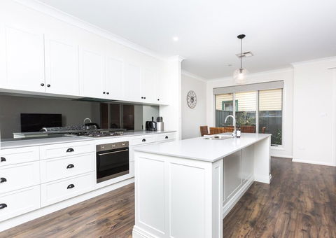 4 Bedroom Inner City Townhouse - SLEEPS 9 !! - Redcliffe Tourism 1
