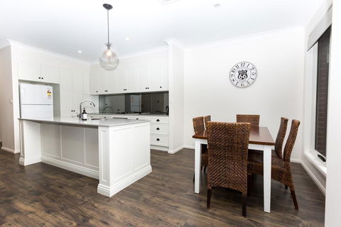 4 Bedroom Inner City Townhouse - SLEEPS 9 !! - Redcliffe Tourism 3