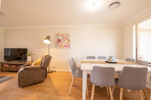 42 Rosemary Lane - Central Orange - Spacious Family Home - Quiet Lane - Redcliffe Tourism 3