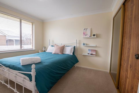 42 Rosemary Lane - Central Orange - Spacious Family Home - Quiet Lane - Redcliffe Tourism 2