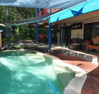 43 Double Island Drive - Two level holiday home with swimming pool. Located close to beach and CBD - Redcliffe Tourism
