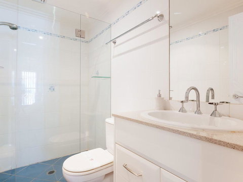 5 'The Outlook', 4 Ocean Parade - Overlooking Boat Harbour Beach And Ducted Air Conditioning - Redcliffe Tourism 2