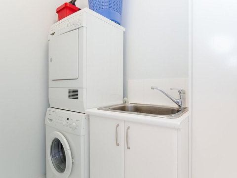 5 'The Outlook', 4 Ocean Parade - Overlooking Boat Harbour Beach And Ducted Air Conditioning - Redcliffe Tourism 1