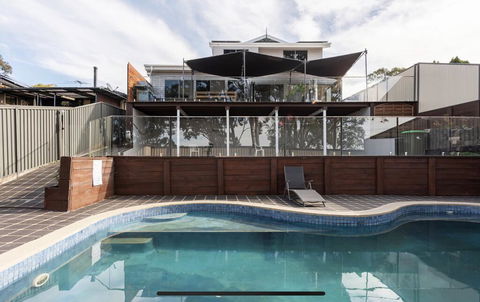 5 Bedroom With POOL And Studio Vues Relaxantes - Redcliffe Tourism 1