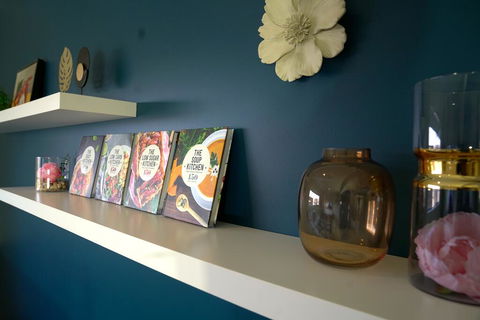 6 Bedrooms Contemporary Big House At Pakenhem - Redcliffe Tourism 2