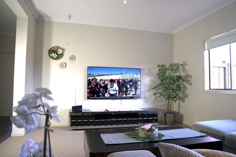 6 Bedrooms Contemporary Big House At Pakenhem - Redcliffe Tourism 3