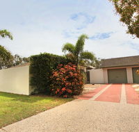 6 Petrie Ave Marcoola Pet Friendly Linen supplied - Redcliffe Tourism