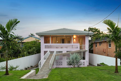 A PERFECT STAY - Sunset Beach - Surfside - Redcliffe Tourism 1