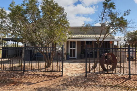 A Real Bush Retreat. Kangas, Emus & Starry Skies. - Redcliffe Tourism 0