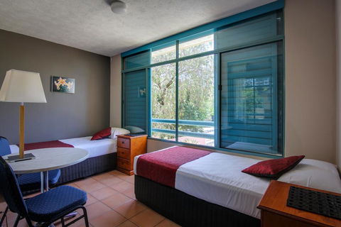 AAA Airport Albion Manor Apartments And Motel - Redcliffe Tourism 1