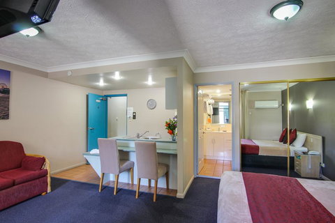 AAA Airport Albion Manor Apartments And Motel - Redcliffe Tourism 2