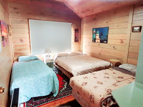 Abelia Cottages SPA LAKESIDE COTTAGE NO 1 - Redcliffe Tourism 1