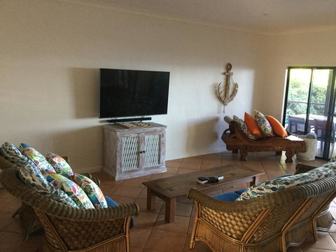 ABSOLUTE BEACHFRONT BLISS @ NEWELL BEACH - Redcliffe Tourism 3