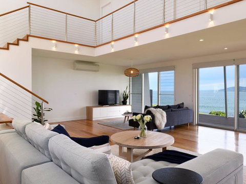 Absolute Waterfront - Redcliffe Tourism 0