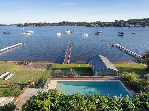 Absolute Waterfront Lakehouse Fishing Point Waterfront Pool Jetty - Redcliffe Tourism 3