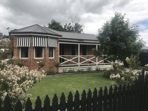 Acacia House - Central Healesville - Yarra Valley - Redcliffe Tourism 0