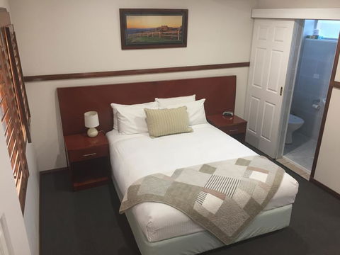 Across Country Motel And Serviced Apartments - Redcliffe Tourism 0