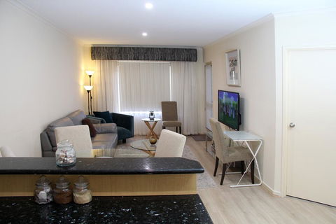 ADELAIDE CBD APARTMENT - 3BR, 2BATH & CARPARK - Redcliffe Tourism 0
