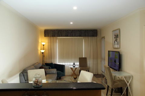 ADELAIDE CBD APARTMENT - 3BR, 2BATH & CARPARK - Redcliffe Tourism 2