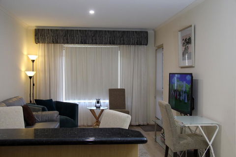 ADELAIDE CBD APARTMENT - 3BR, 2BATH & CARPARK - Redcliffe Tourism 1