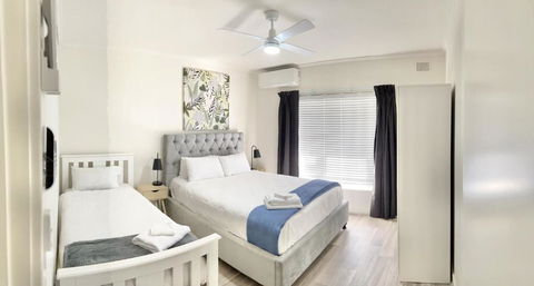 Dishwasher,ac,dryer Campbelltown Courtyard East - Redcliffe Tourism 3