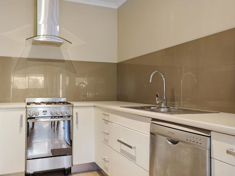 Eagle Heights Holiday Units - Redcliffe Tourism 3