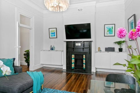 EDW19 - Stylish 2-Bed, 2-Bath Townhose In Drummoyne - Redcliffe Tourism 2