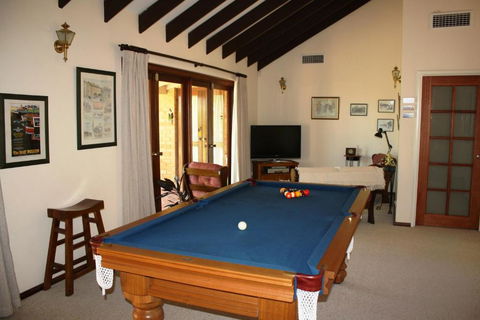 Eleebana Guest House - Redcliffe Tourism 3
