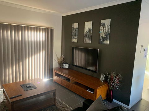 Elmsford Cottage - Redcliffe Tourism 4