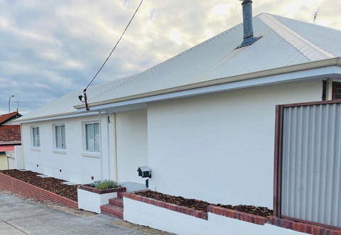 Executive Central Home - Redcliffe Tourism 0