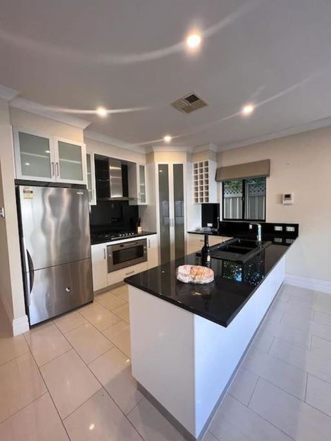 Executive Villa Close To CBD With Spa - Redcliffe Tourism 0