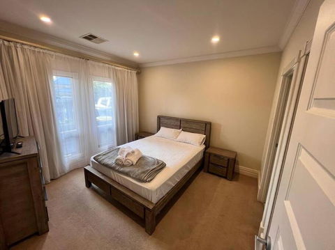Executive Villa Close To CBD With Spa - Redcliffe Tourism 1