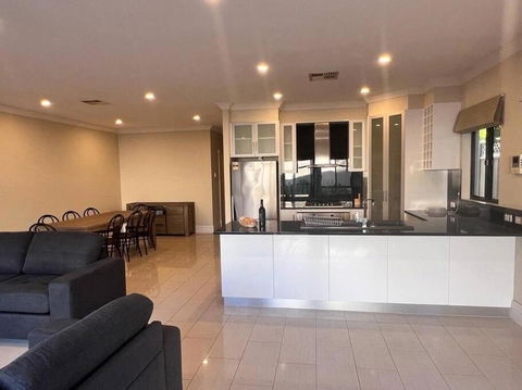Executive Villa Close To CBD With Spa - Redcliffe Tourism 2