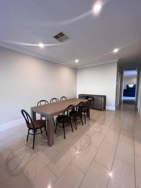Executive Villa Close To CBD With Spa - Redcliffe Tourism 3
