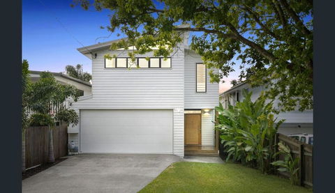 Exquisite Family Home & Pool - Redcliffe Tourism 0