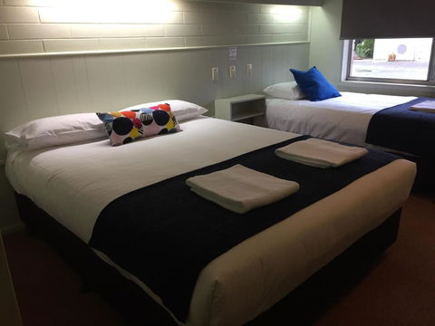 Finley Country Club Hotel Motel - Redcliffe Tourism 1