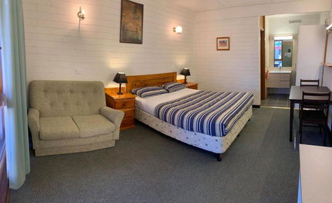Finley Motel - Redcliffe Tourism 0