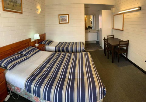 Finley Motel - Redcliffe Tourism 1